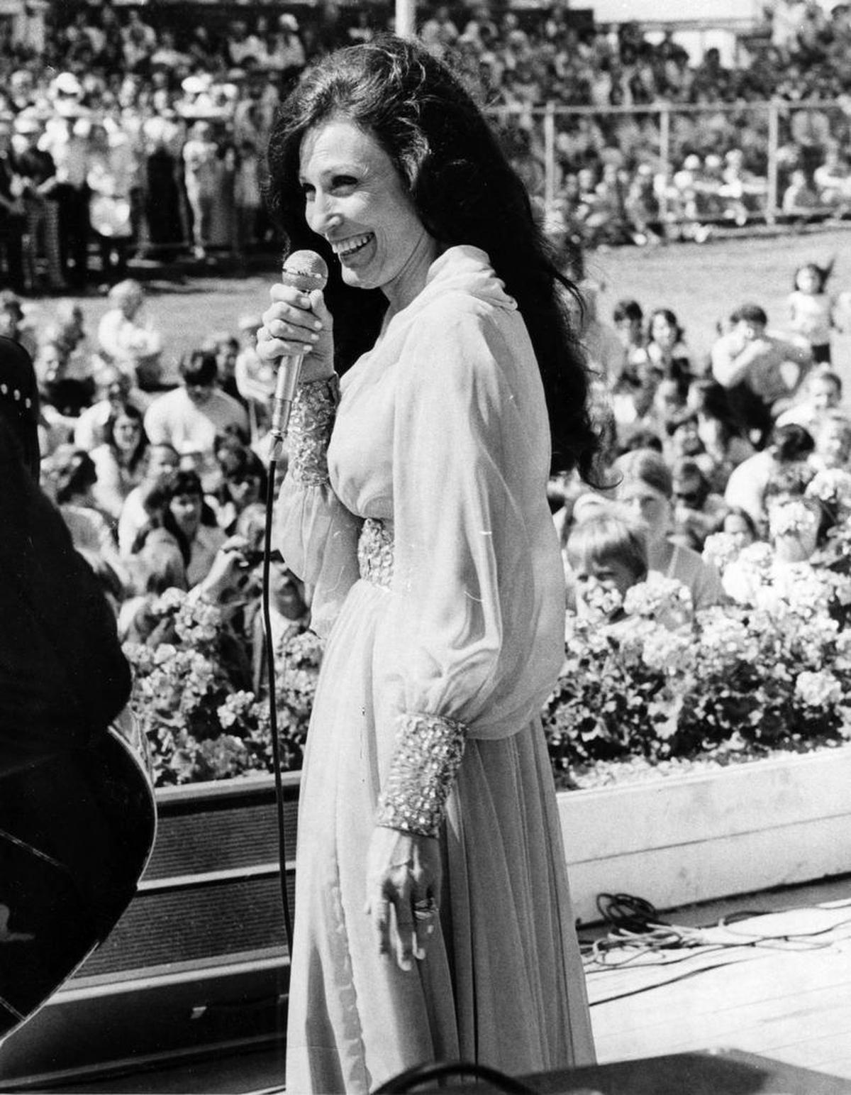Loretta Lynn performs at the Northwest Washington Fair in Lynden, Washington on August 17, 1974.