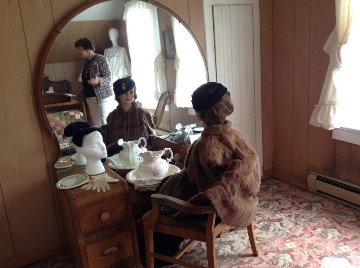 Edradine Hovde gives a tour of restored rooms of the historic Pickett House.
