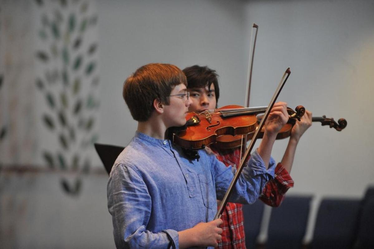 Ian Aegerter,, left, is shown with violinist Stefan Jackiw during a class that was part of the Bellingham Festival of Music in 201.