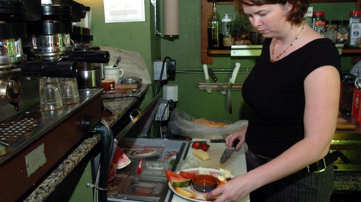 Owner Chelsea Farmer makes a cheese and fruit plate in 2005 at The Temple Bar.