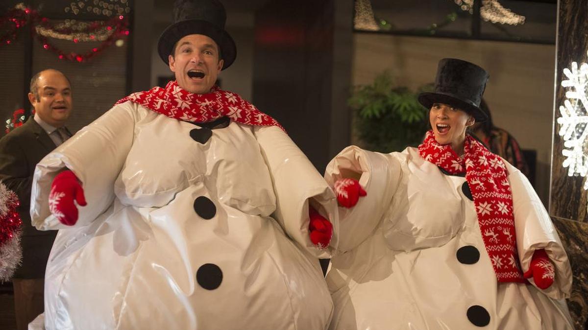 Jason Bateman and Olivia Munn in “Office Christmas Party.”