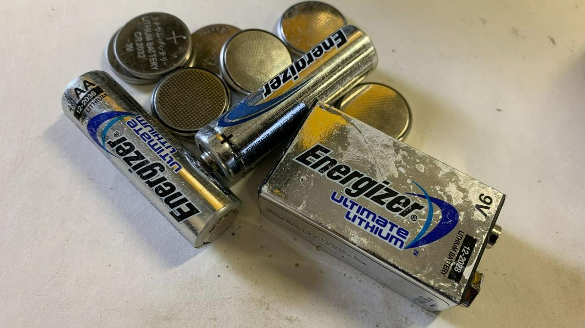 An example of non-rechargable lithium batteries that can be recycled.
