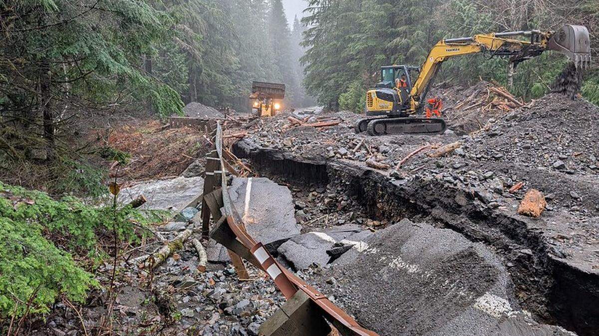 Repairing an approximately 70-foot-long damaged section near O’Keefe Creek (milepost 43) will require a five-day full closure of SR 542 in early February. Dates for the full closure will be announced when details are finalized.