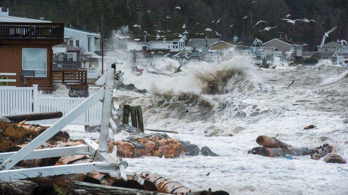Waves batter the coastline in Birch Bay during a king tide in 2022.