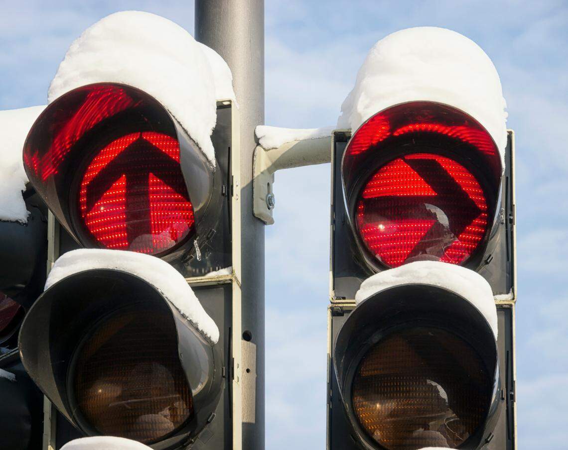Barring a sign stating “no turn on red,” the law in the state of Washington says you may proceed with your turn on a steady red arrow just like a circular red light after you stop and yield to other vehicles and pedestrians.
