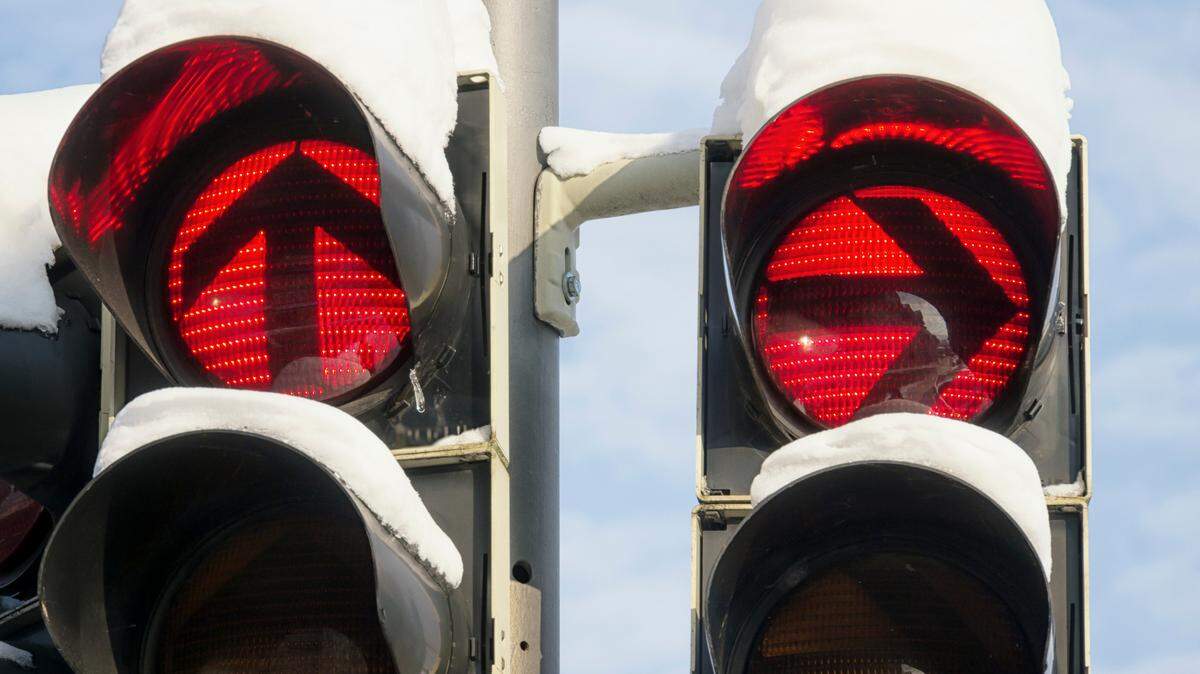 Barring a sign stating “no turn on red,” the law in the state of Washington says you may proceed with a right turn on a steady red arrow, just like a circular red light, after you stop and yield to other vehicles and pedestrians.
