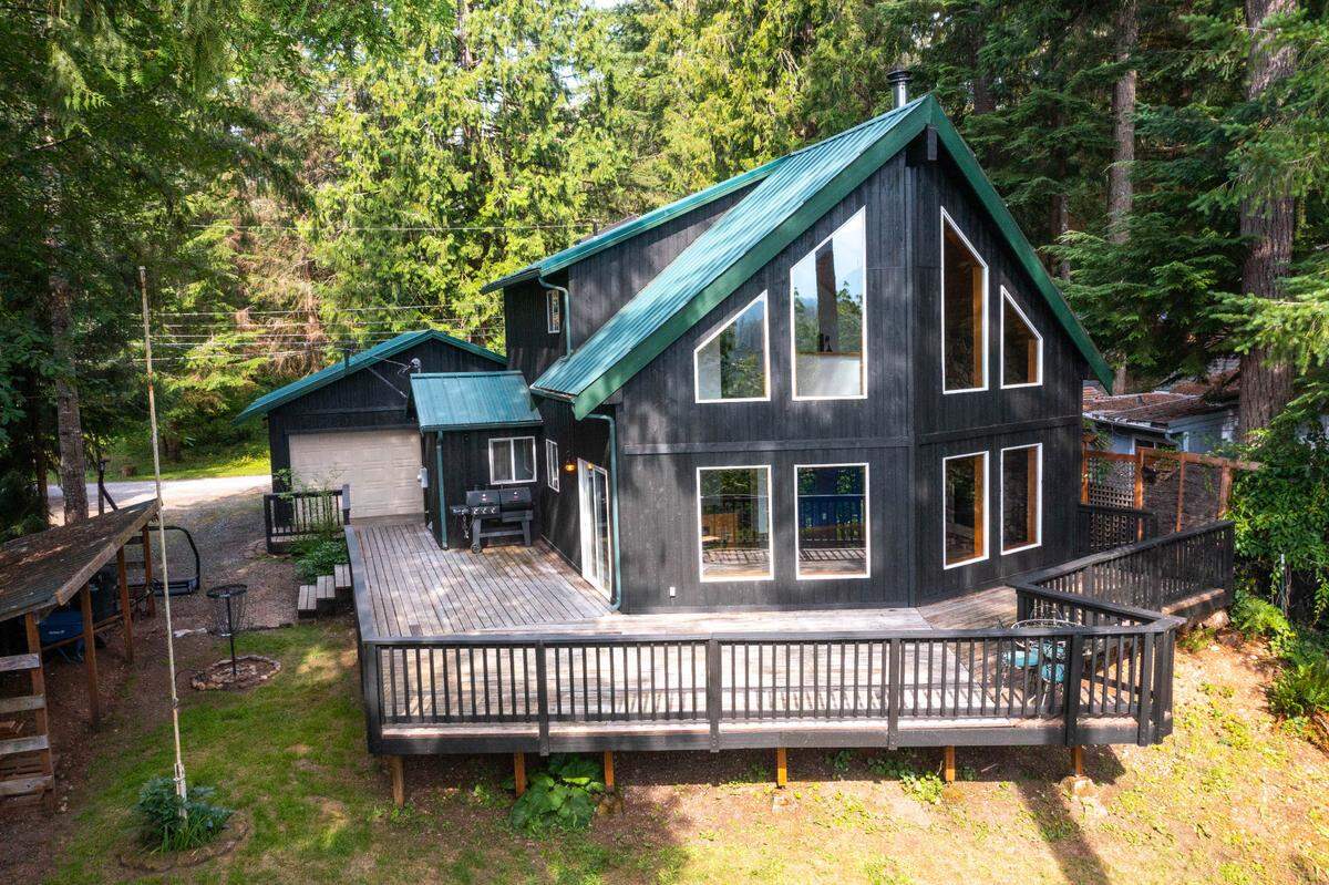 A home for sale at 7724 Viewridge Dr. Maple Falls, Wash. by Peter Ahn with The Muljat Group.