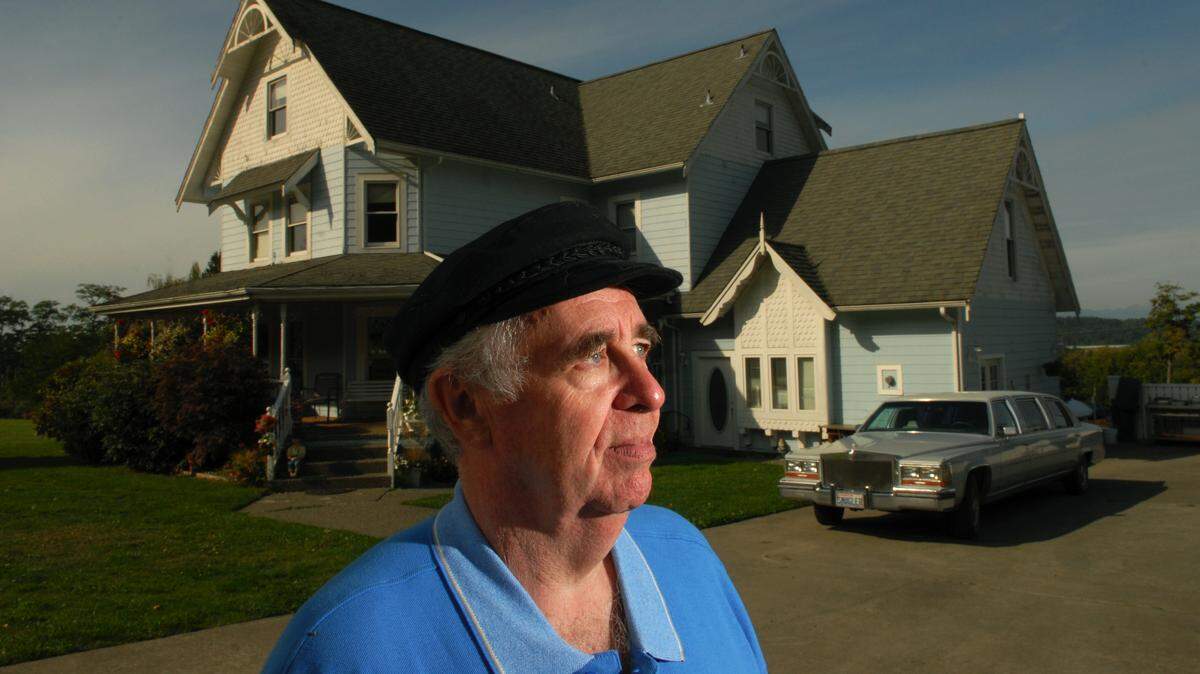 Bob Boulé, owner and innkeeper of the Smuggler’s Inn Bed and Breakfast, stands in front the main house of his Blaine business in 2008. Boulé was charged in British Columbia for reportedly attempting to help seven people illegally cross the border into Canada.