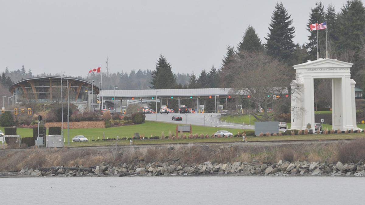 A man driving a pick-up with Oregon plates reportedly drove through the Peace Arch border crossing into Canada without stopping Saturday, Sept. 15, sped toward Vancouver, B.C., and was arrested after crashing.
