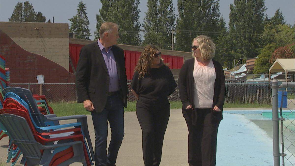 CBS News’ ”48 Hours” correspondent Peter Van Sant, from left, with Merrilee Anderson and Heather Backstrom for an interview for the hour-long special premiering Nov. 20 on the 1989 Amanda “Mandy” Stavik murder case.