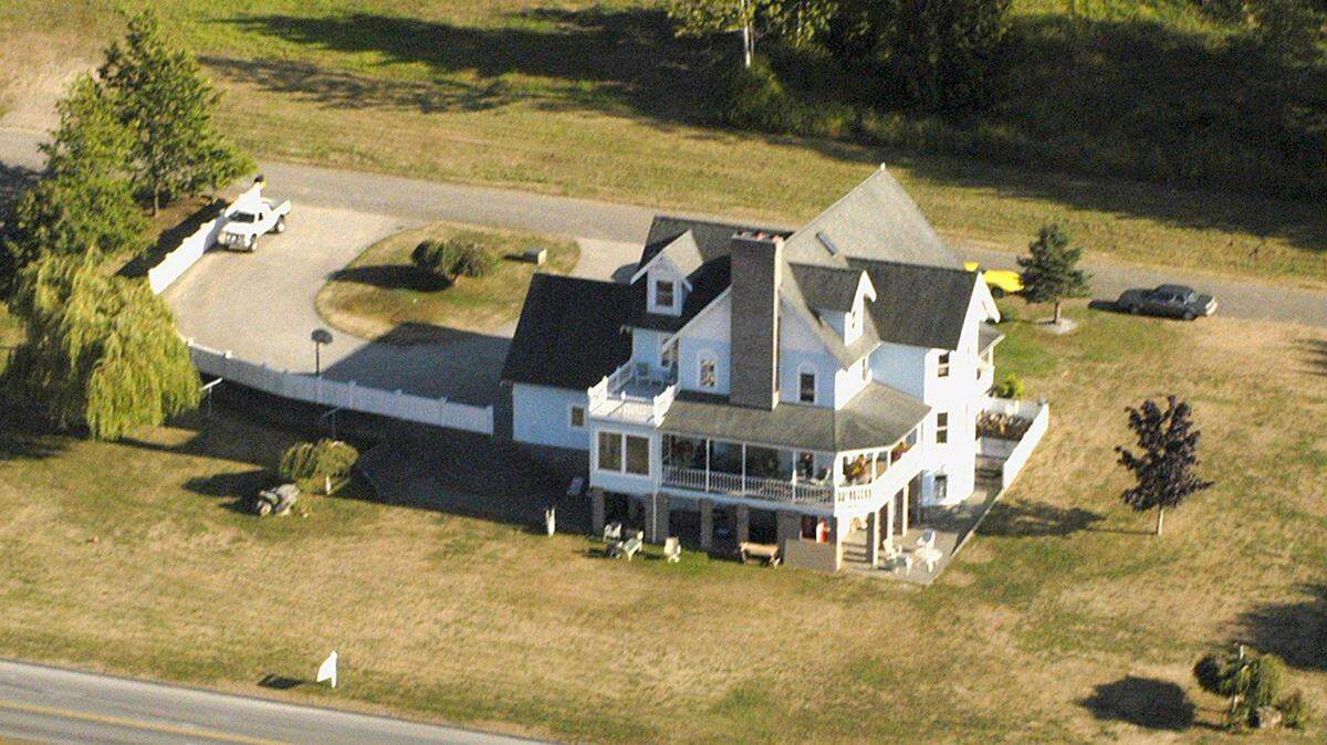 ”O” Avenue, which runs in front of Bob Boule’s Smuggler’s Inn Bed and Breakfast in Blaine, is in Canada. The Supreme Court Wednesday shielded federal border patrol agents from being sued over allegations of unreasonable searches in a case linked to the Smuggler’s Inn.