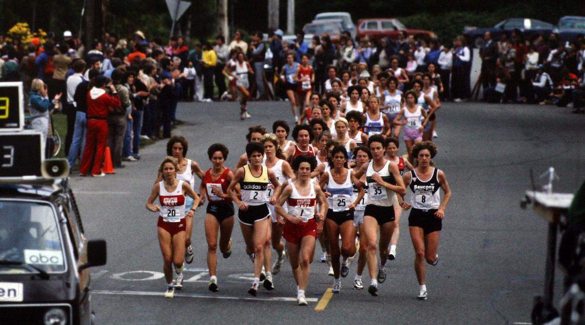 Joan Benoit-Samuelson sets the pace at the start of the 1984 Olympic marathon trials in Olympia.