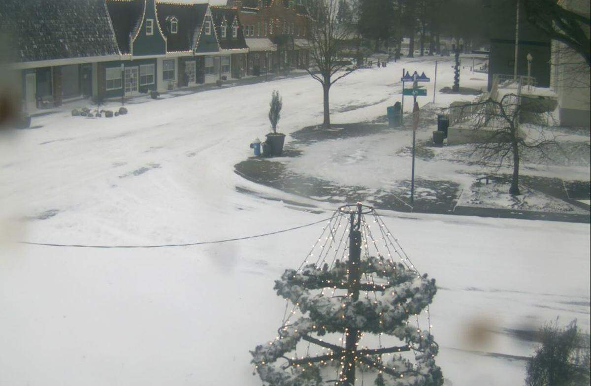 Snow drifts through downtown Lynden in 2021.