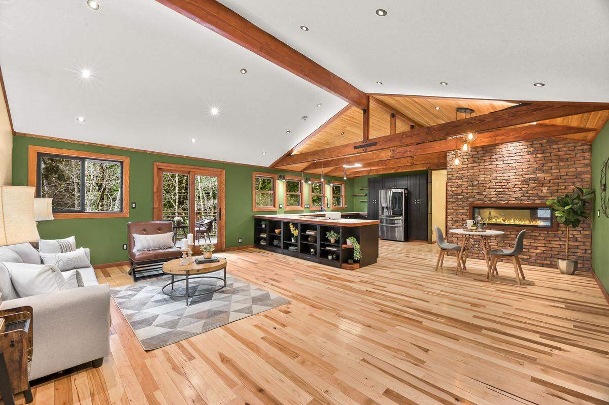 Home real estate listing at 19 Lost Lake Lane in Bellingham, Wash.