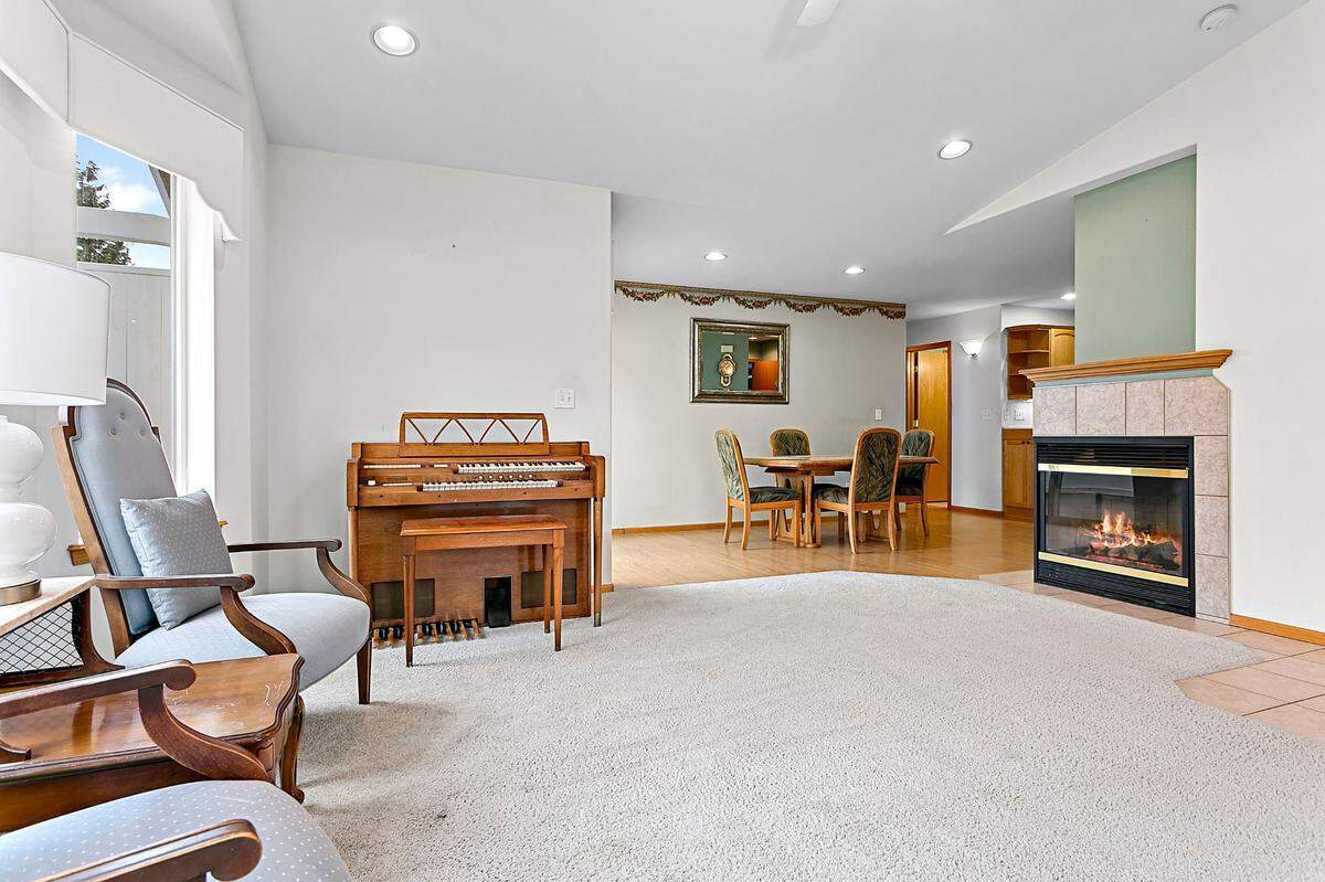 Condo real estate listing at 4602 Boardwalk Dr. #B in Bellingham, Wash.