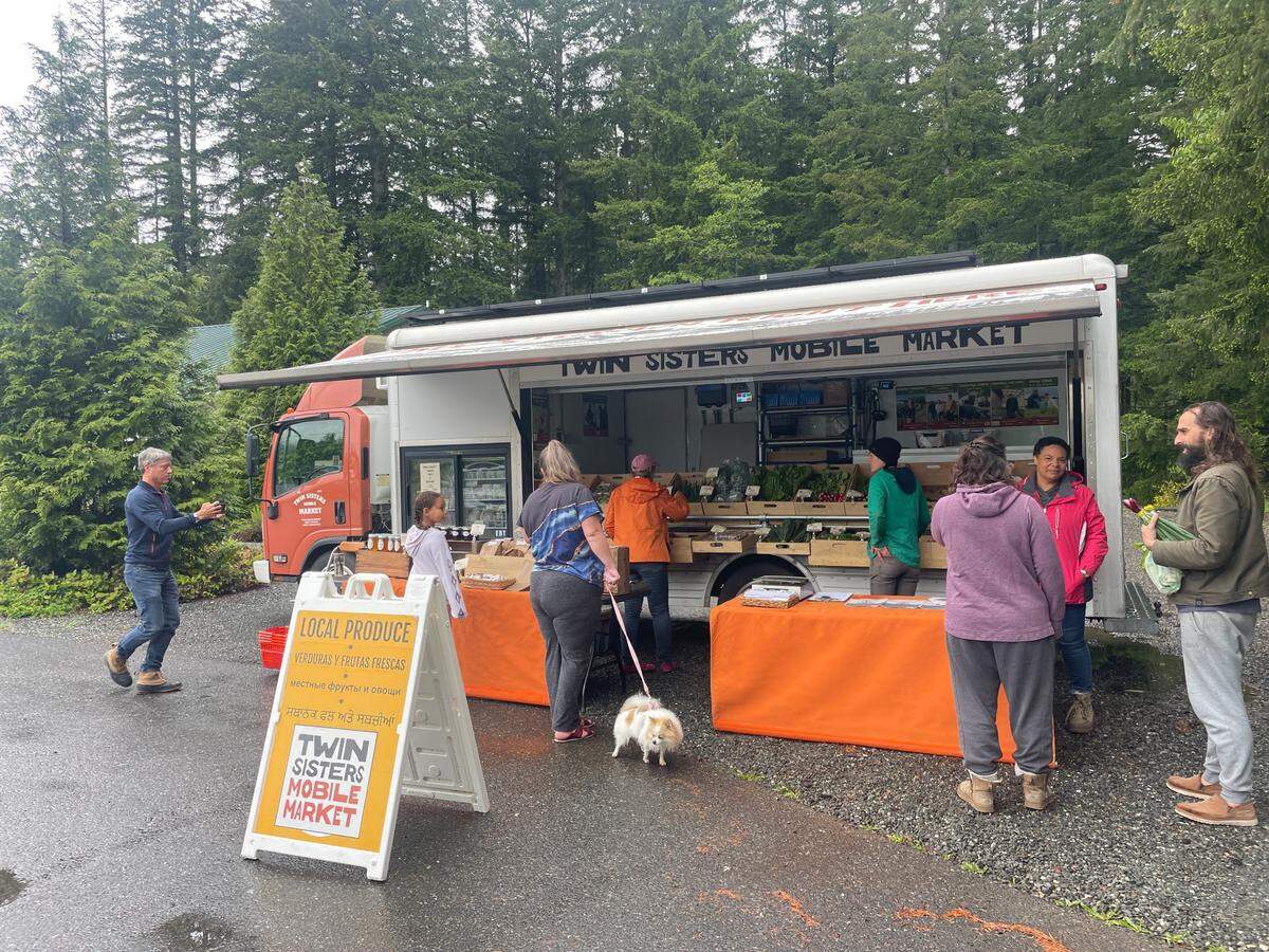 Twin Sisters Mobile Market connects customers to local produce at the North Fork Library in Kendall, Wash.