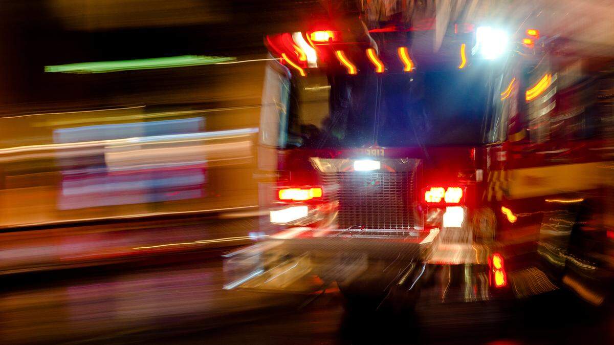 Camion de pompier circulant la nuit à pleine vitesse