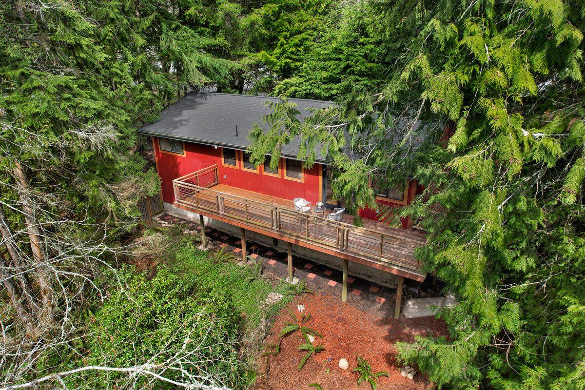 Home real estate listing at 19 Lost Lake Lane in Bellingham, Wash.