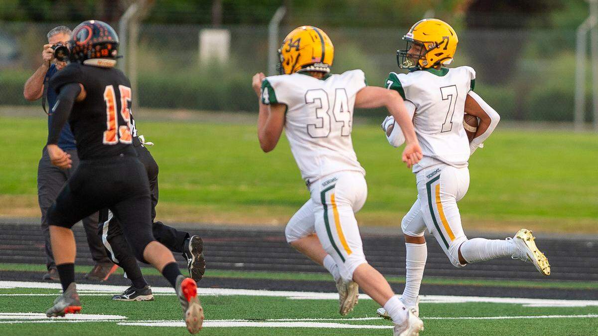 The Sehome Mariners defeated the Blaine Borderites 49-6 on Friday evening, Sept. 9, at Blaine High School.