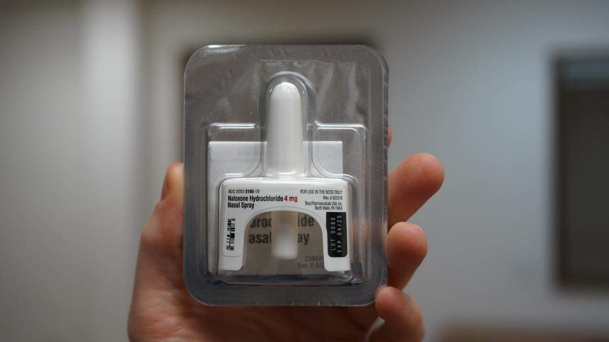 El aerosol nasal Narcan puede salvar a alguien que esté sufriendo sobredosis de una droga opiácea como la oxicodona, la heroína o el fentanilo.