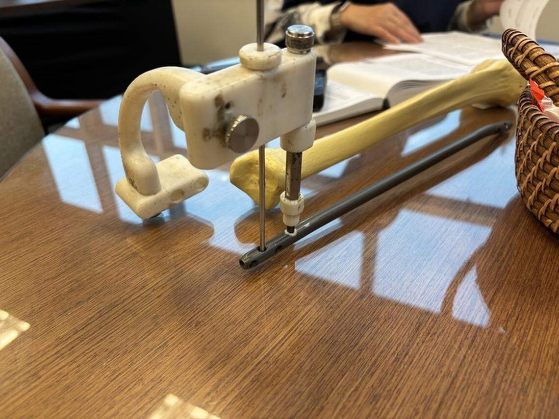 The Distal-Screw Guiding System works by connecting a vertical guiding point with a metal rod that would be inserted inside a broken bone. The surgeon would then use the arm of the device to line up the screws with the holes inside the metal rod on the horizontal.