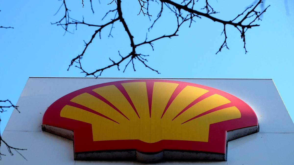 The Northwest Clean Air Agency is fining Shell oil company after two pollution incidents last year. Equipment failure sent smoke downwind of Anacortes, WA.