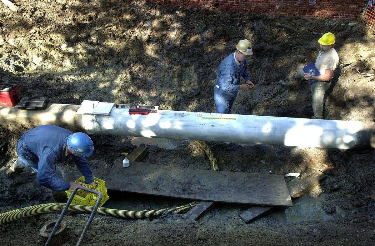 A section of Olympic’s gas pipeline is dug up in June of 2000 to verify anomalies that were originally detected in a test. The section of the 16-inch diameter pipeline, which runs between Cherry Point and Renton, checked out to be safe.