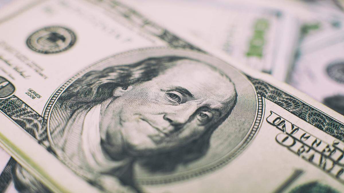 A man posing as a Georgia Bureau of Investigations agent extorted a fake $15,000 bribe from a criminal defendant to get the charges dropped, feds say.