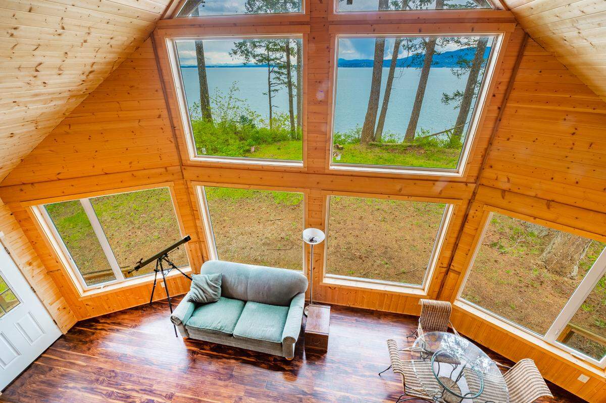 Cabin real estate listing at 62 Eliza Island in Bellingham, Wash.