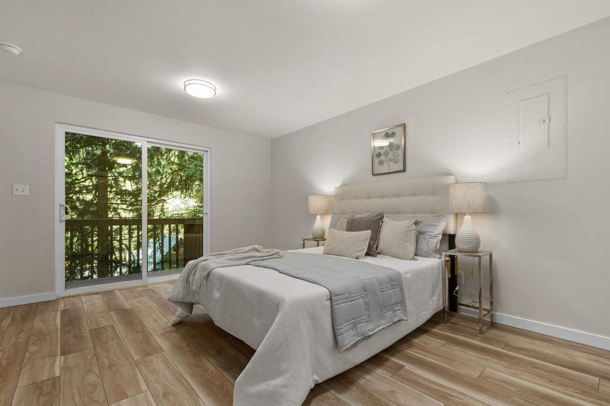 Home real estate listing at 25 Spring Court in Bellingham, Wash.