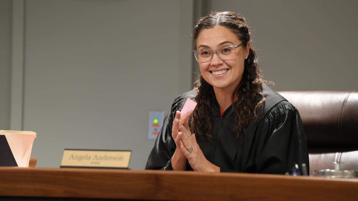 Whatcom County District Court Judge Angela Anderson celebrated a participant of Mental Health Court (MHC) for their recent accomplishments on October 1, 2025, in Bellingham, Wash. MHC is a therapeutic court designed to provide wraparound support and intervene when someone’s mental health challenges have brought them into the judicial system.