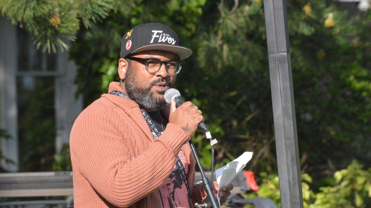 Jason McGill, executive director of Northwest Youth Services, addresses a crowd at Fouts Park on in 2022.