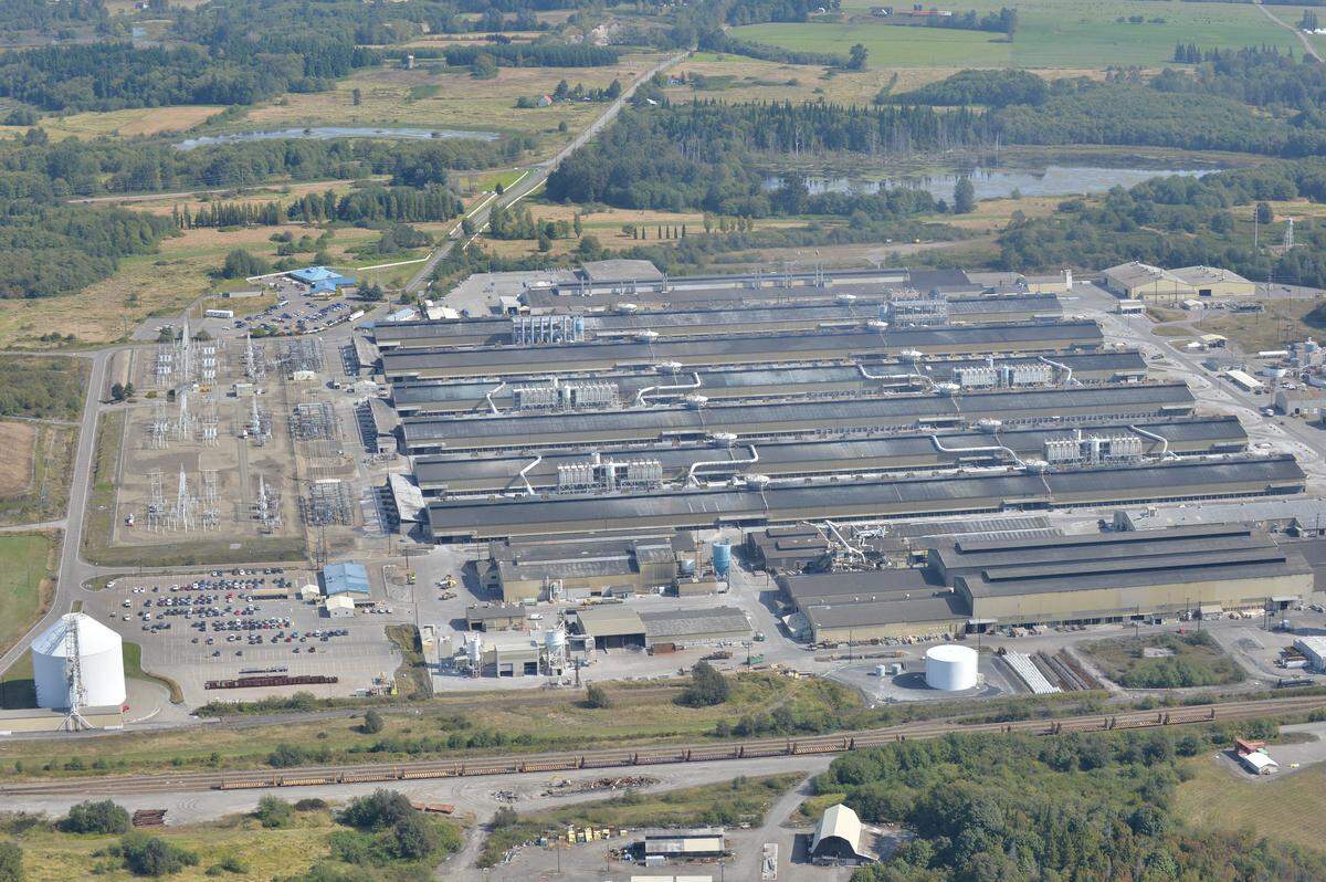 Alcoa Corporation announced that it will close its Intalco Works smelter near Ferndale amid declining market conditions, laying off 700 employees. Legislators said they will do what they can to save the facility.