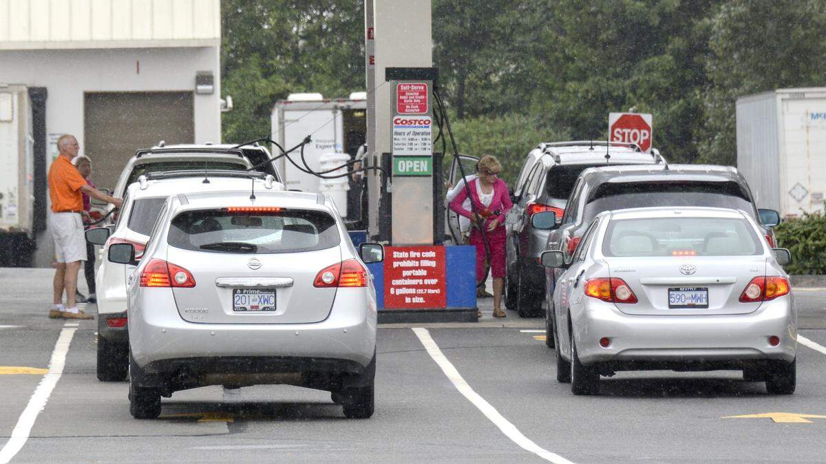 Drivers line up to fill their tanks at the Costco gas station in 2015.