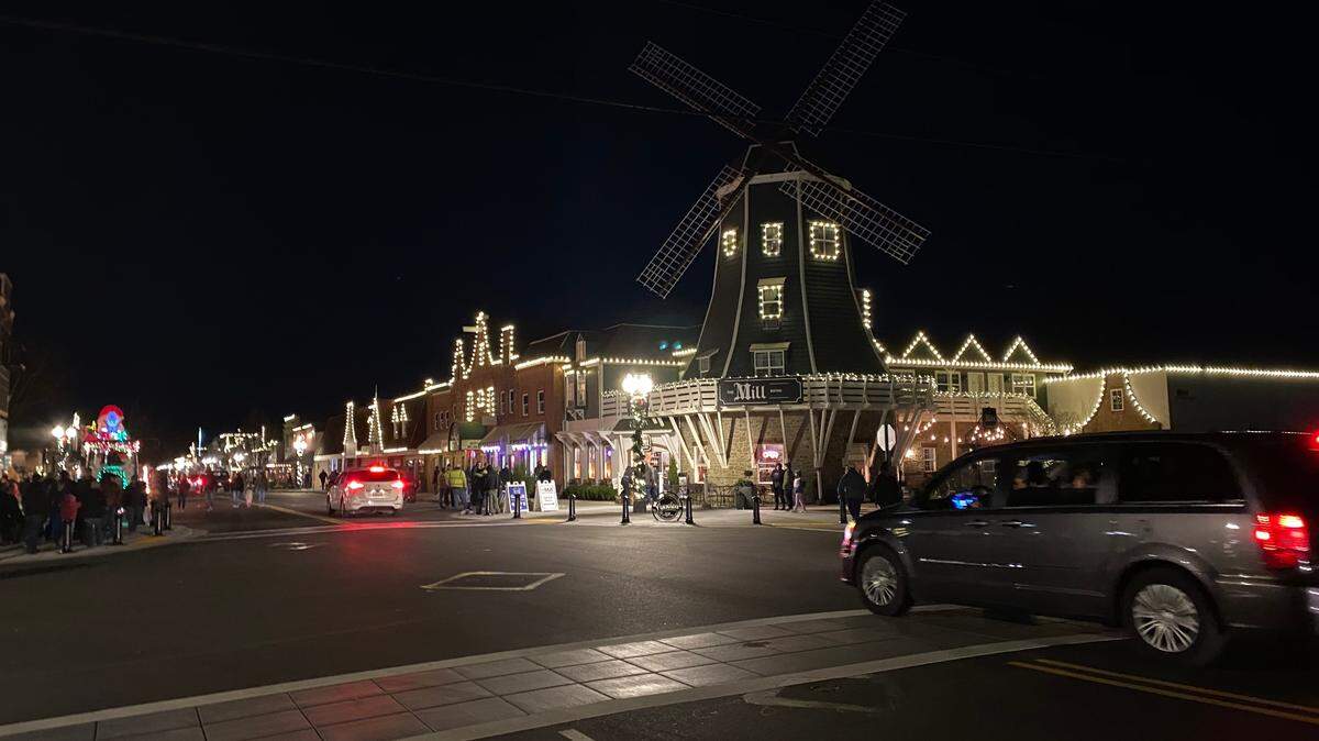 From Christmas karaoke, a Christmas light show, holiday market and candlelight services, here’s your holiday event guide for Dec. 24 and 25.