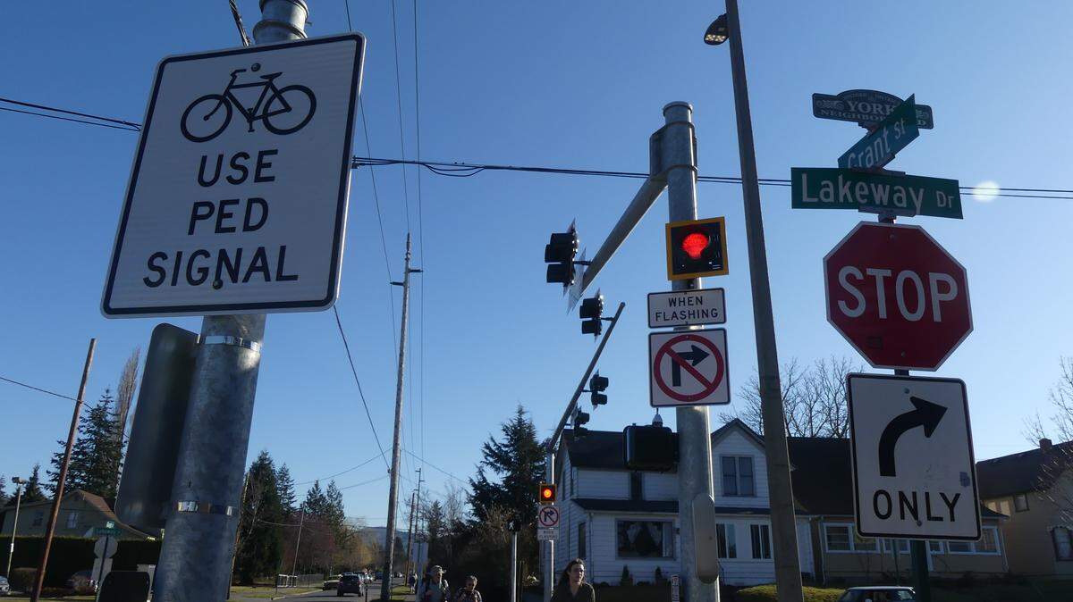 The city of Bellingham is completing four new HAWK traffic signals along and around Lakeway Drive, and while there are already a few of them on Alabama Street, they may still be unfamiliar to a lot of drivers.