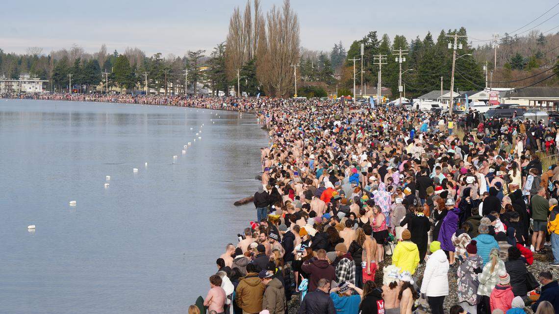 Thousands in Birch Bay attempt to make history in world’s largest polar bear dip