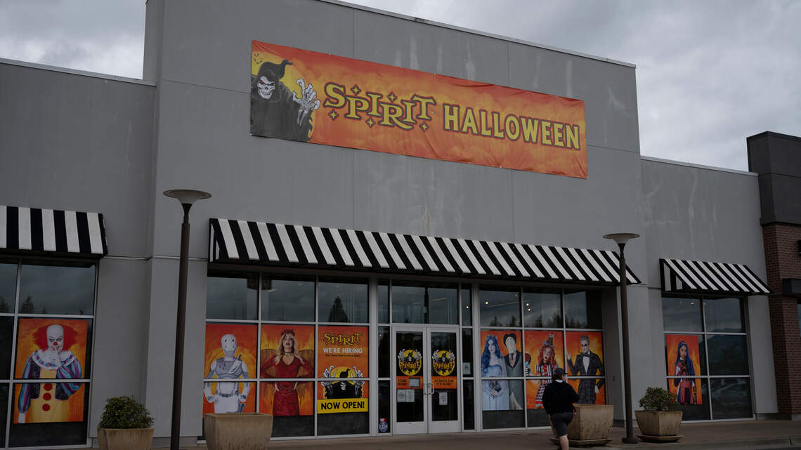 Two Bellingham stores holding closing sales, a new artisan market planned for holidays