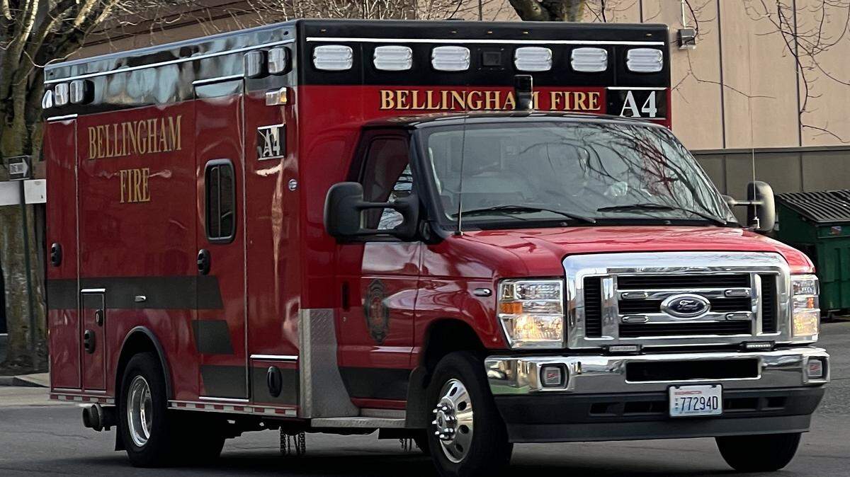 A man shot himself in the leg by accident while handling a stranger’s gun that he believed was not loaded.