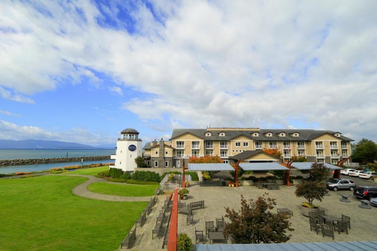 Located on the bay in downtown Bellingham, Hotel Bellwether offers indoor and outdoor spaces for weddings and receptions, plus elegant room and in-house catering by Lighthouse Bar and Grill.