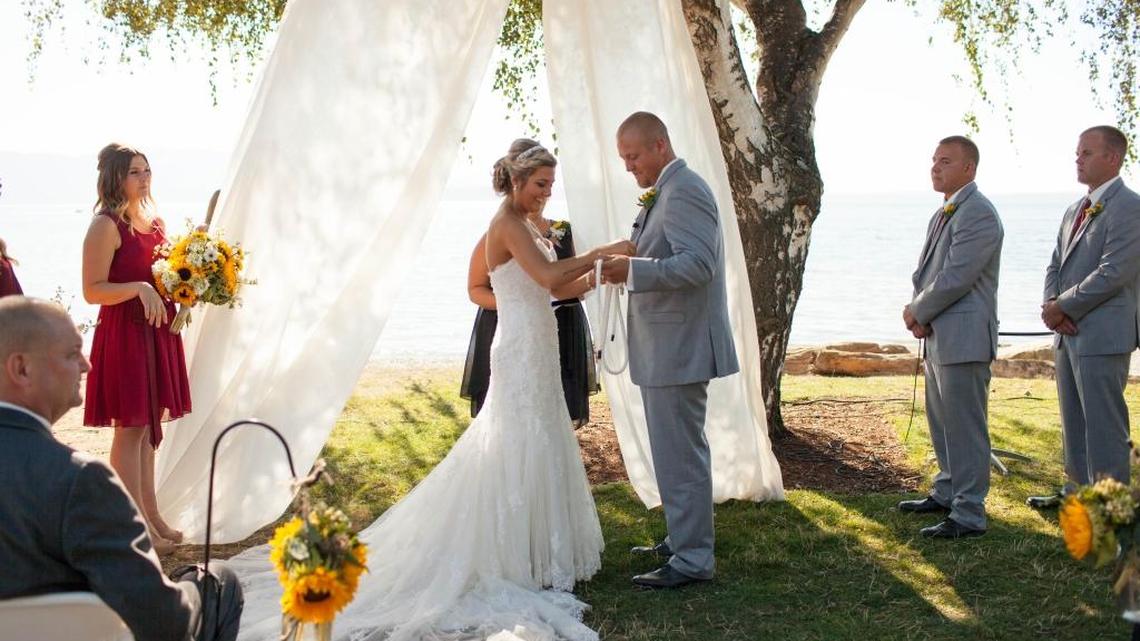 He made her wait 4 hours at the Seattle airport to ask her to spend a lifetime with him