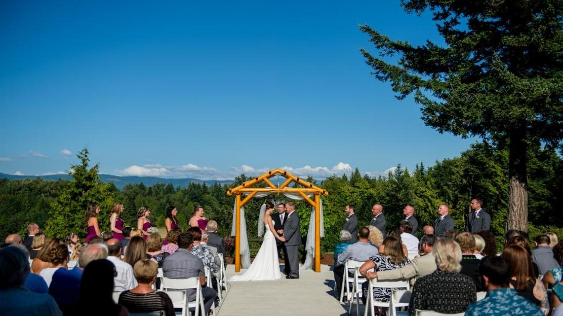 Shuksan Golf Club offers outdoor bridal terrace for ceremony