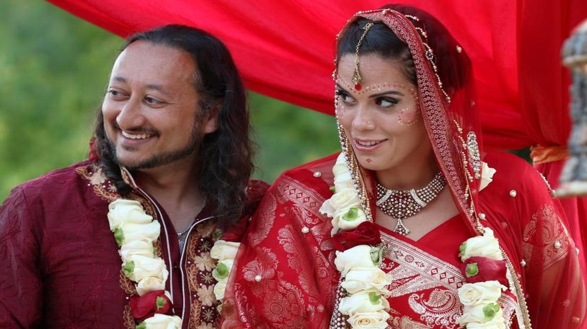 Sara Majumdar, who is of Mexican-Irish decent, and Rajeev Majumdar, were married July 18, 2015. They had a Bengali Hindu wedding ceremony, with a Mexican fiesta reception.