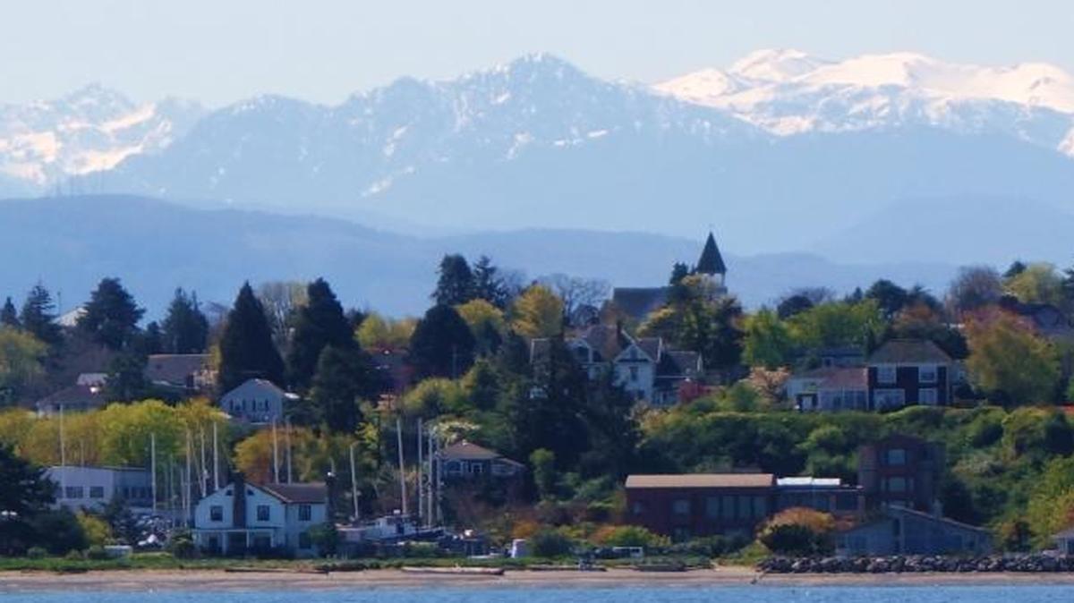 Port Townsend sits at the northeast tip of Olympic Peninsula, facing Port Townsend Bay and with the Olympic Mountains as a backdrop. No wonder people find the setting so beautiful.