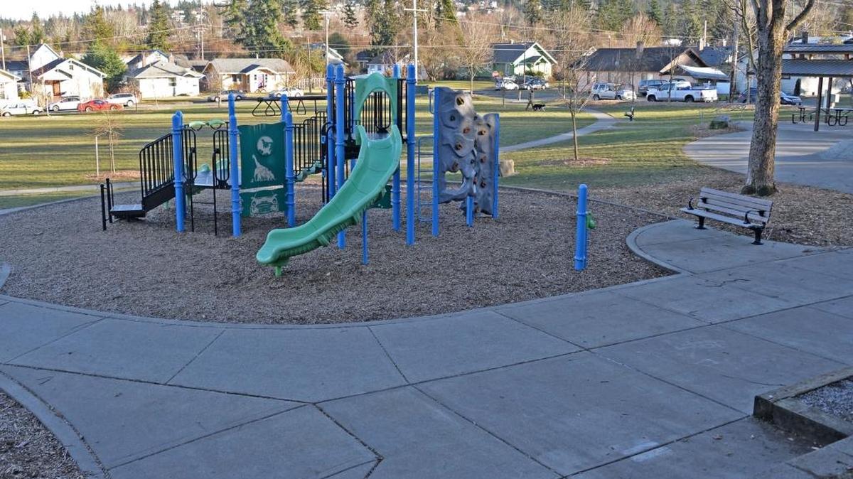 Bellingham’s Franklin Park is a basic neighborhood park with a small play structure, a basketball court, a lawn area, benches and a picnic shelter.