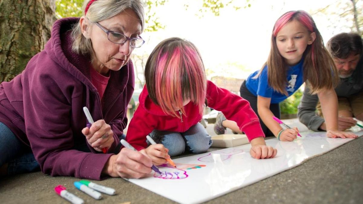 Sandy Carpenter, left, Roza Herndon-Schepper, Willa Herndon-Schepper and Doug Carpenter draw during Bellingham’s the Downtown Art Walk in October, 2013.
