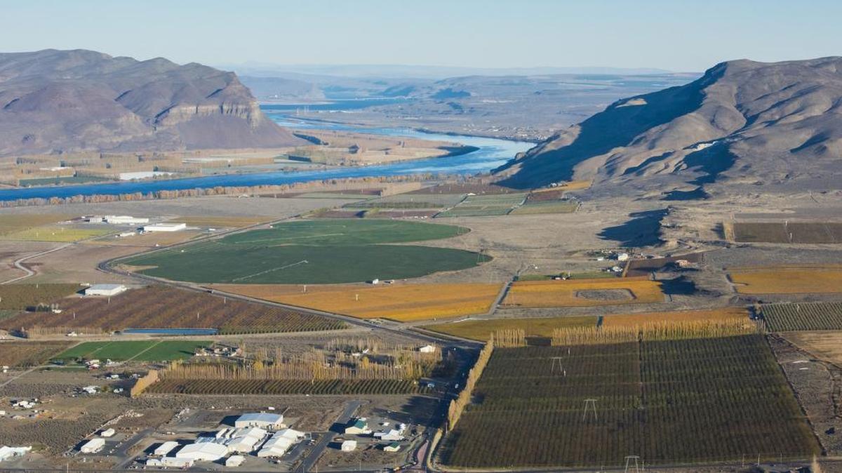 The Columbia River and Highway 243 rings the Wahluke Slope American Viticultural Area to the south and the west. This growing region, which includes the town of Mattawa, is one of the warmest spots in Washington state.