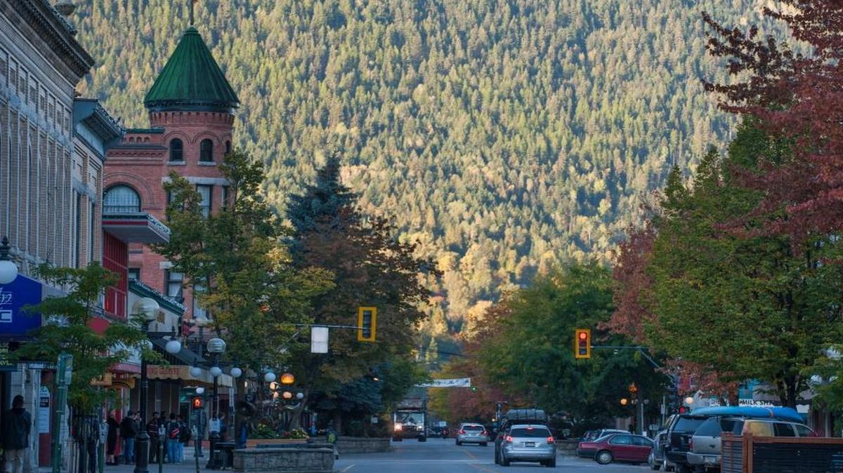 Situated on the west arm of Kootenay Lake in the Selkirk Mountains, Nelson, B.C., offers a stunning backdrop to its charming, arts downtown district.
