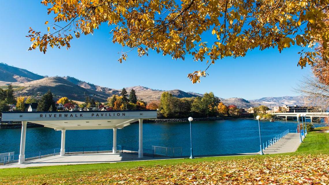 Fall foliage adds golden aura to R&R at Lake Chelan