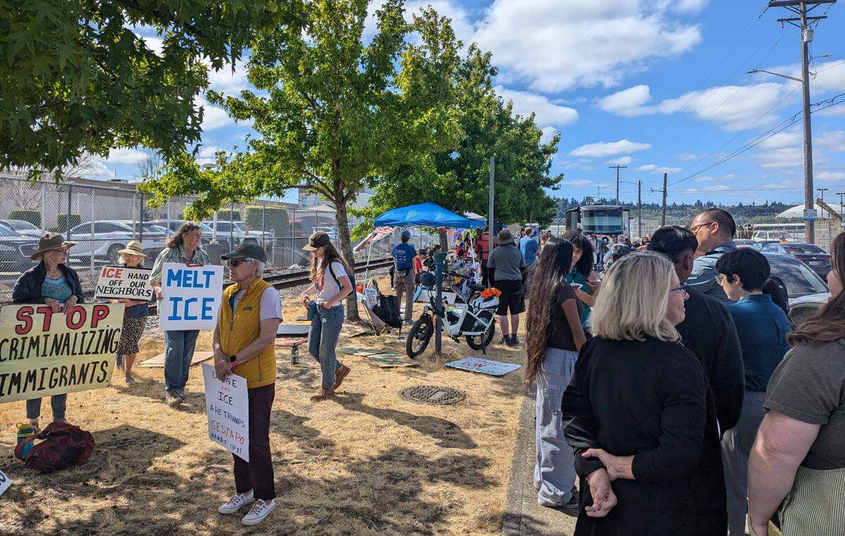Prior to Zeferino’s hearing, crowds gathered outside the ICE facility in Tacoma in protest.